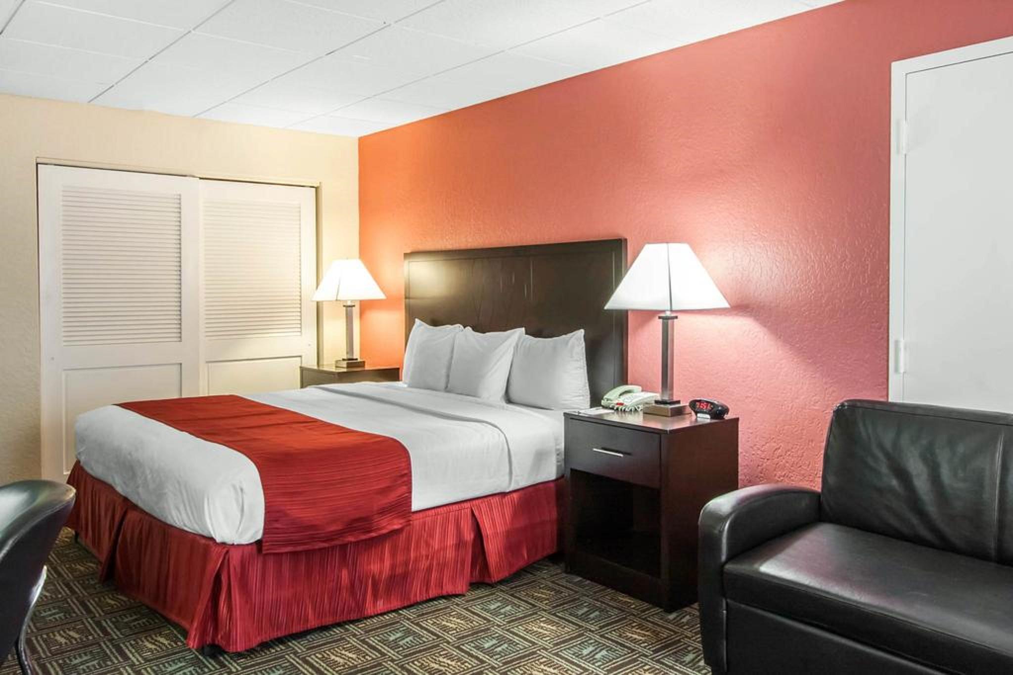 Quality Inn & Conference Center Tampa Exterior photo