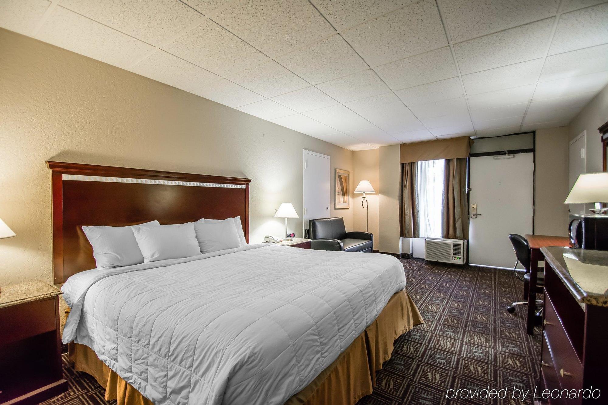 Quality Inn & Conference Center Tampa Exterior photo
